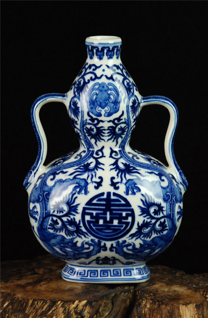 Fine Chinese porcelain blue & White Vase with Two Ears (1 of 9)