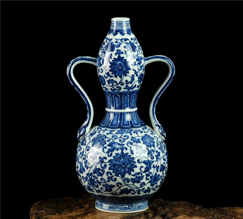 Fine Chinese porcelain blue & White Vase with Two Ears (1 of 8)