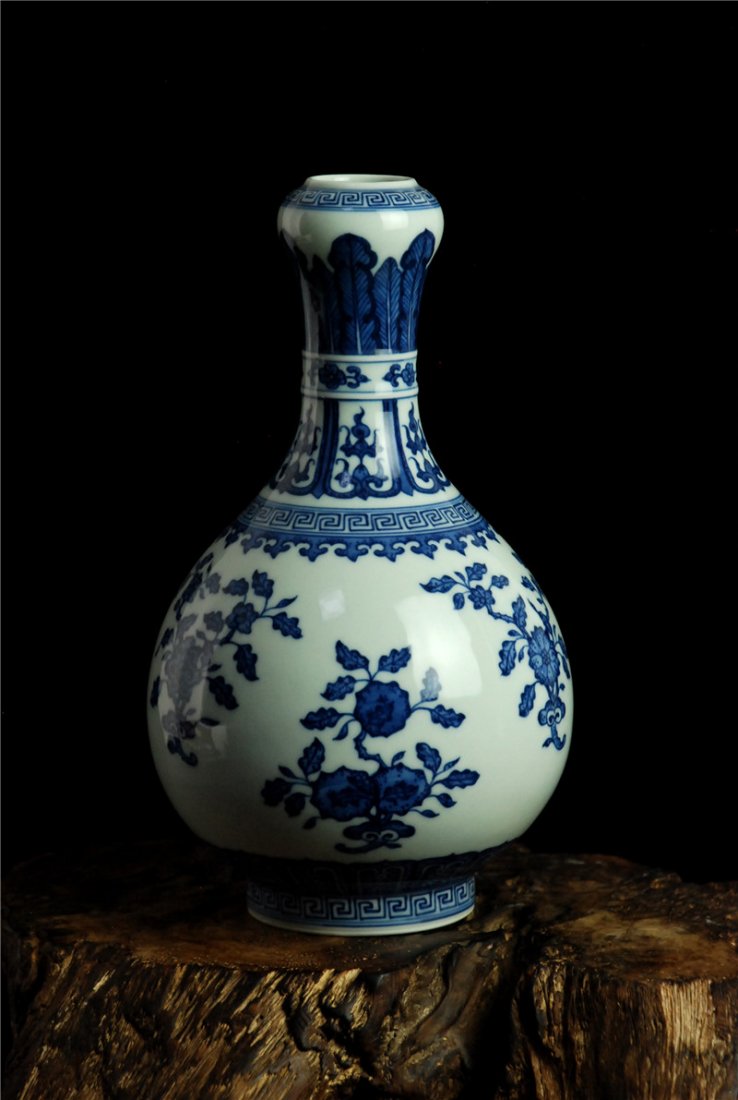 Fine Chinese porcelain blue & White Vase (1 of 8)