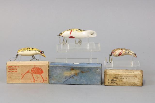 3 Early Bud Stewart Fishing Lures, Flint, MI,: 3 Early Bud Stewart Fishing Lures, Flint, MI, With Org. 2pc Cardboard Boxes, the largest appears to have a 2nd coat on white & is 4.5"L, the oldest with metal ears & worn original paint is 3"L, the ot