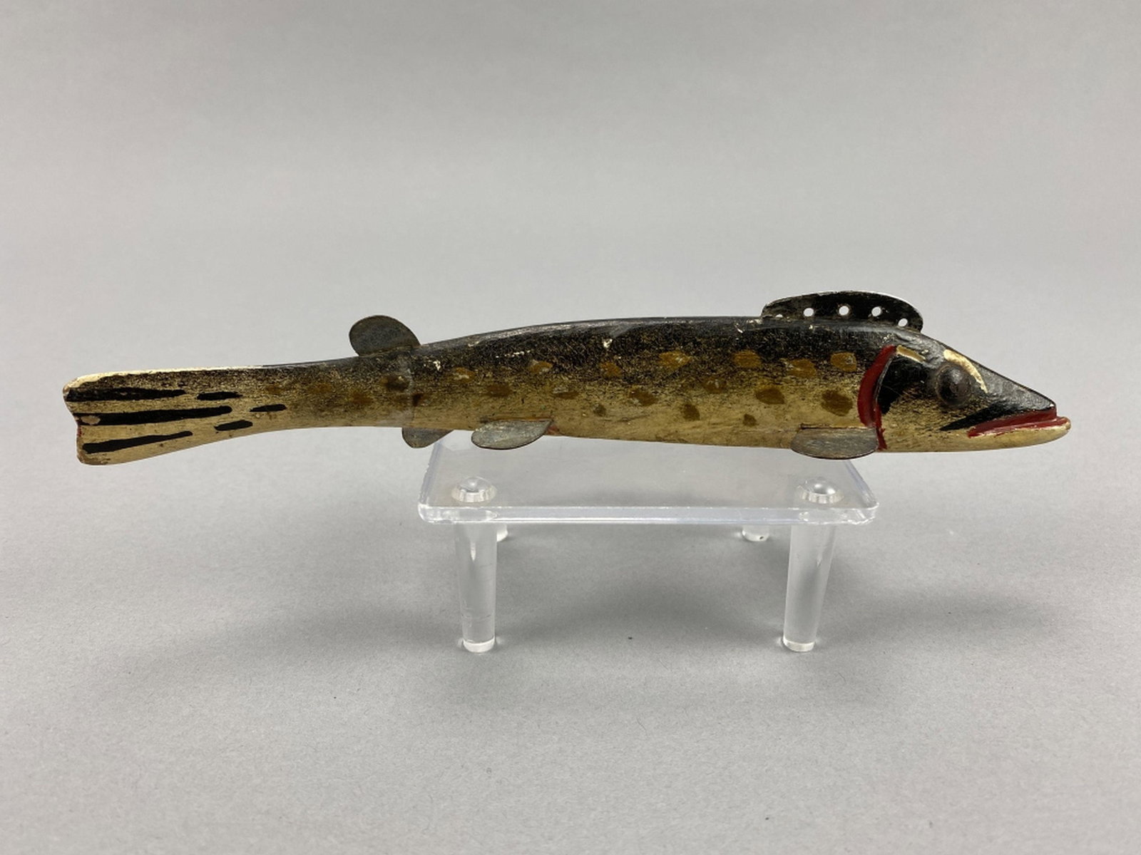 Oscar Peterson Northern Pike: fish spearing decoy, Cadillac, MI, tack eyes, original paint with little wear, a few small flakes, hairline age crack on left side of face & lower jaw, dual lead chambers, relief carved gills & mouth,