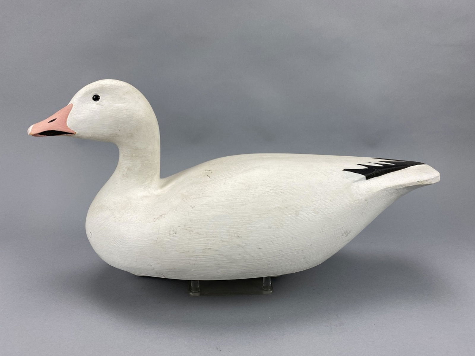 Dick Hollis Snow Goose Decoy: Ogdensburg, NY, glass eyes, hollow body, strong original paint with a few minor rubs, age crack under tail & on back, head is turned slightly left, William Crow Collection, 19"L x 10"T, est. Market De
