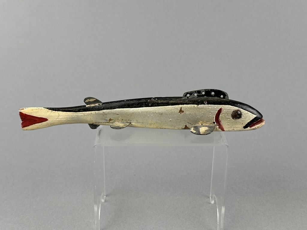 Oscar Peterson Shiner Spearing Decoy: Cadillac, MI, tack eyes, carved tail & metal fins, dual lead chambers, original paint, light wear, hairline age crack near right rear pelvic fin, relief carved gills & mouth, overall good example, Pet