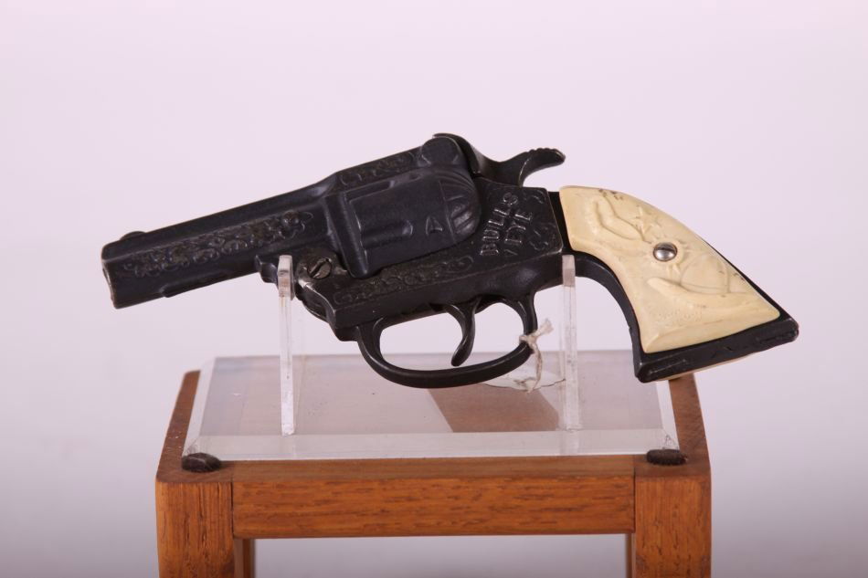 Kenton Bullseye Cap Gun, Cast Iron, White Cowboy Hat: Kenton Bullseye Cap Gun, Cast Iron, White Cowboy Hat Grips