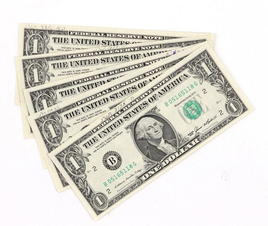 5 dollar bills given by the Rebbe: 5 dollar bills given by the Rebbe Given by the Chabad Rebbe, with dates. Excellent condition.