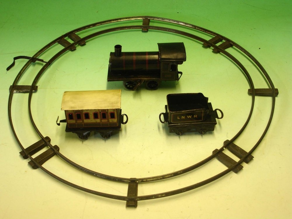 Gebruder Bing A tinplate 0 gauge clockwork: Gebruder Bing A tinplate 0 gauge clockwork train set comprising tank engine 2663^ tender^ coach and four section circular track.