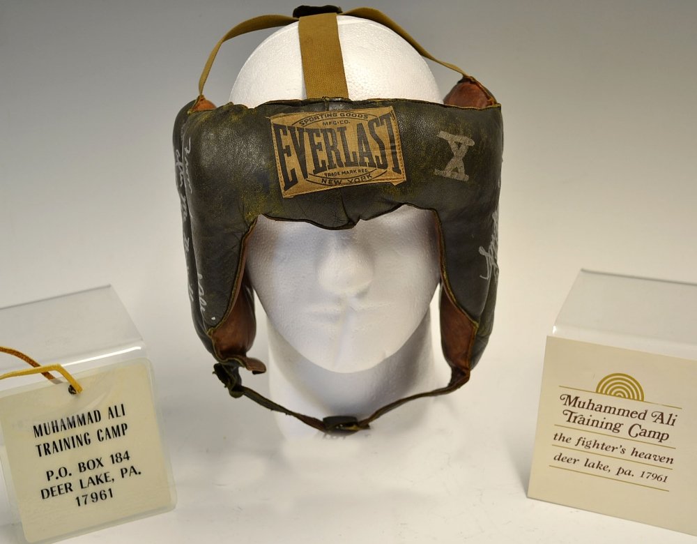 Muhammad Ali - original Everlast USED vintage: Muhammad Ali - original Everlast USED vintage leather signed head guard -
