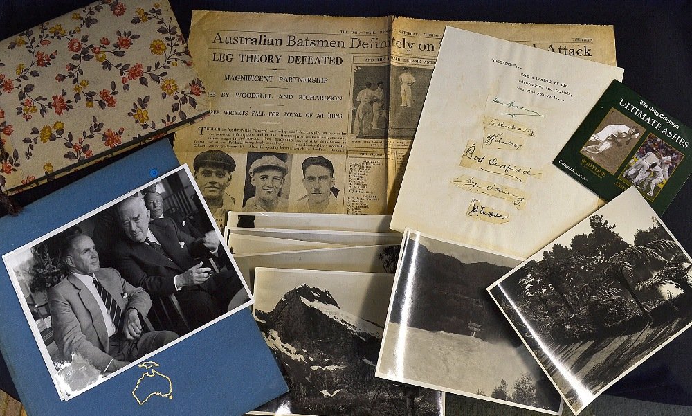 Collection of Australian cricket players auto: Collection of Australian cricket players autographs of the 1920s and Body Line Series - to include Don Bradman, V.Y Richardson, Bert Oldfield, W.J O'Reilly, J Fingleton all from the 1932 Body line ser