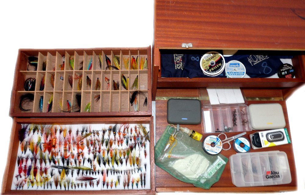 FLIES & ACCESSORIES: Fine collection of appro: FLIES & ACCESSORIES: Fine collection of approx. 300 salmon flies, mainly double/treble hook varieties, plus assorted tube and Waddington flies, Maxima line and Mono spools, fly boxes, tools, in custom