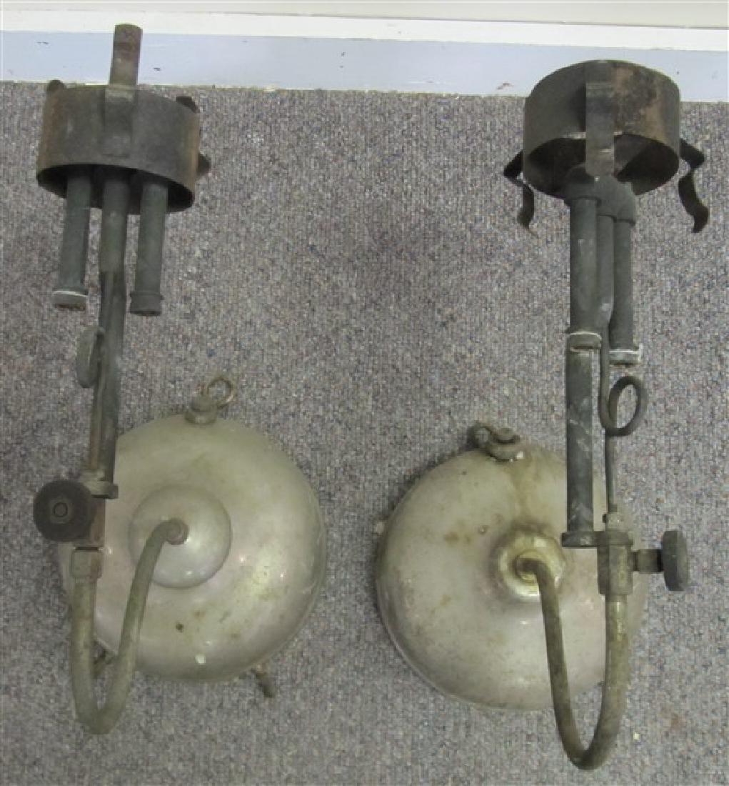 2 Oil Fixtures: 2 Oil Fixtures