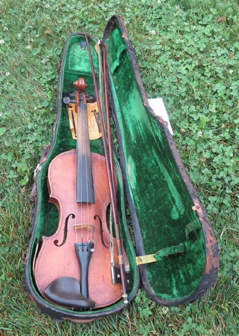 Early violin in case: Early violin in case