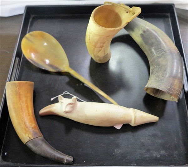 3 powder horns, Inuit carving and horn ladle: 3 powder horns, Inuit carving and horn ladle