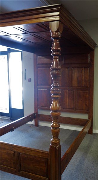 Queen sized panelled poster bed 67W X 88H X 90L: Queen sized panelled poster bed 67W X 88H X 90L