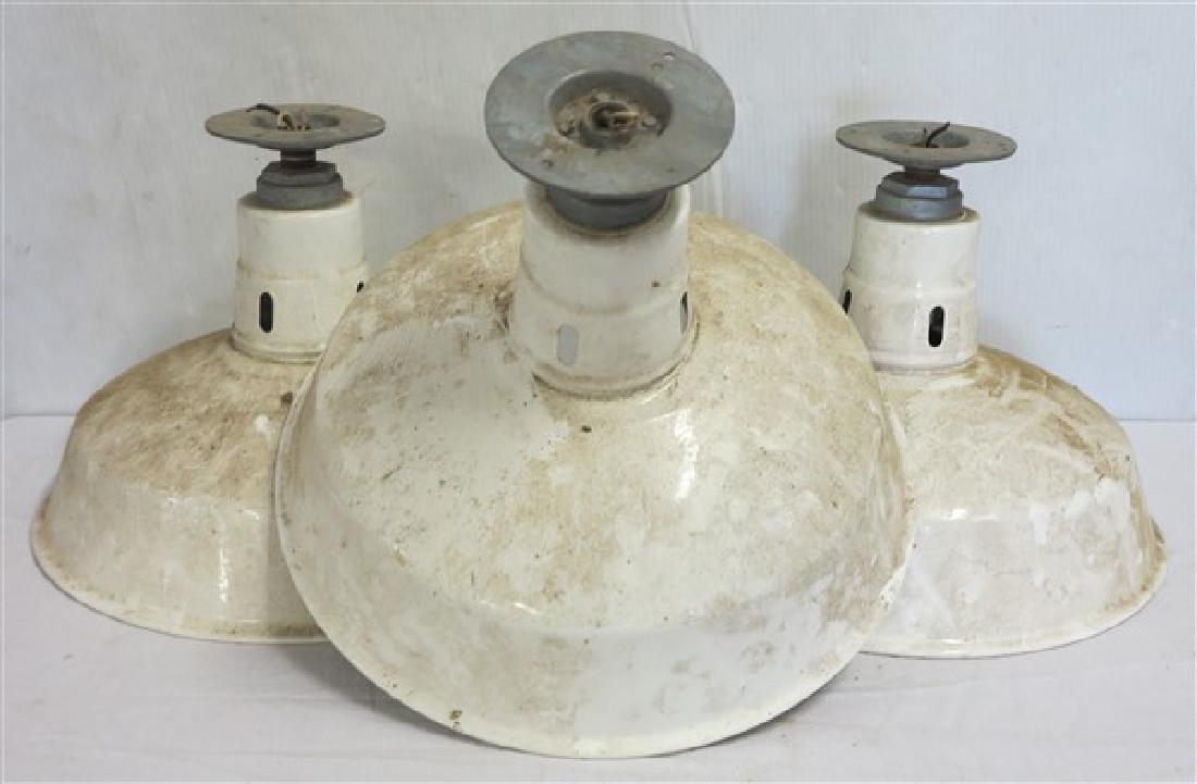 3 enameled fixtures: 3 enameled fixtures