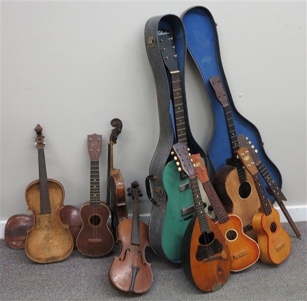 Large lot of violins, ukuleles, mandolins, guitars: Large lot of violins, ukuleles, mandolins, guitars