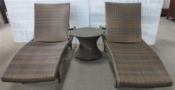 2 Frontgate chaises and round table: 2 Frontgate chaises and round table