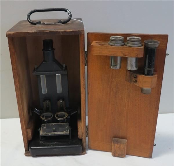 Bausch and Lomb microscope in case: Bausch and Lomb microscope in case