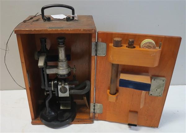 Carl Zeiss microscope in case: Carl Zeiss microscope in case