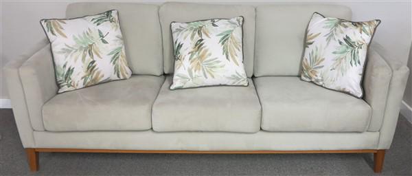 Modern sofa and love seat: Modern sofa and love seat- 80" sofa 58" love seat