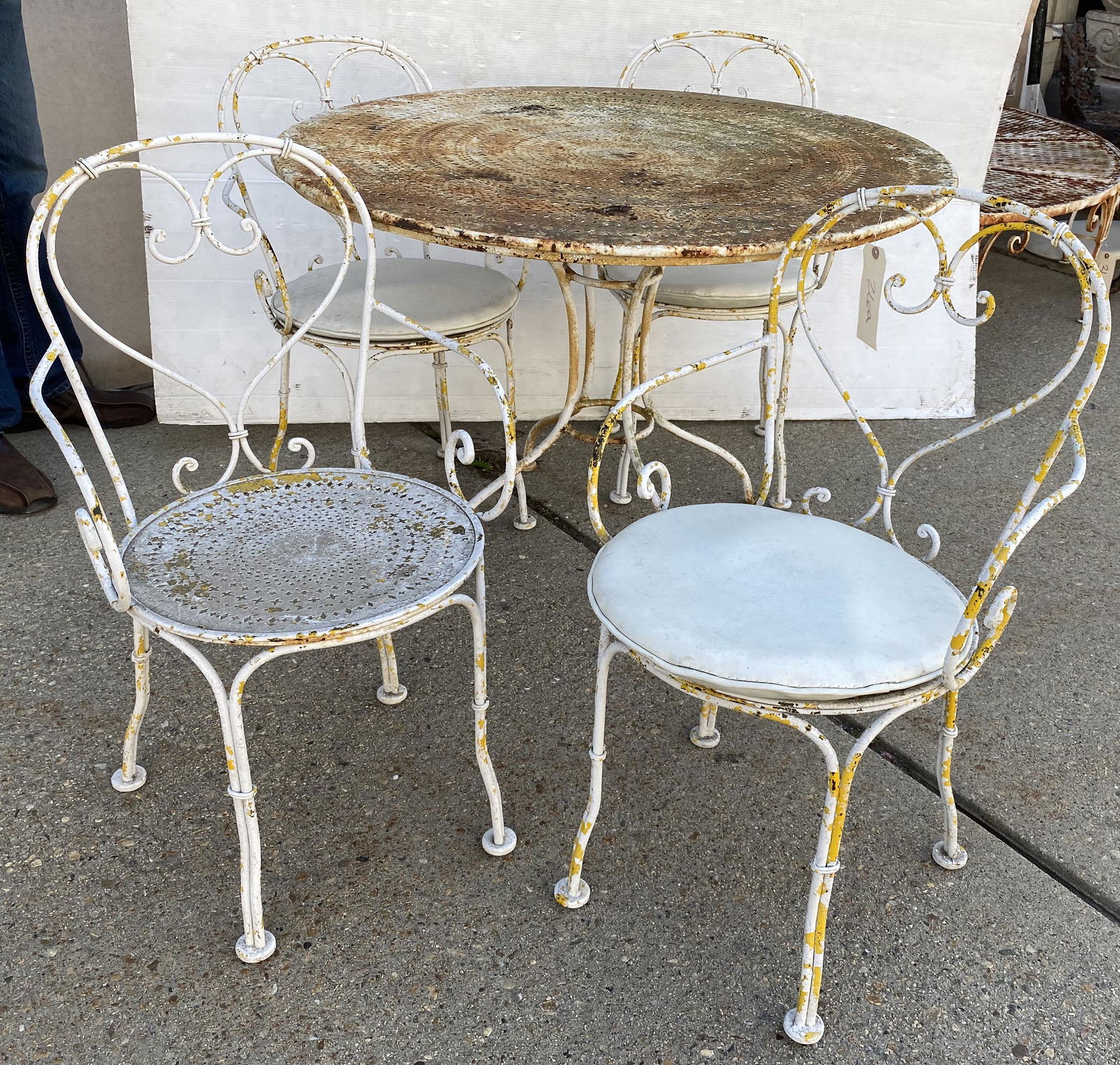 Vintage Metal Table and 4 chairs: Vintage Metal Table and 4 chairs