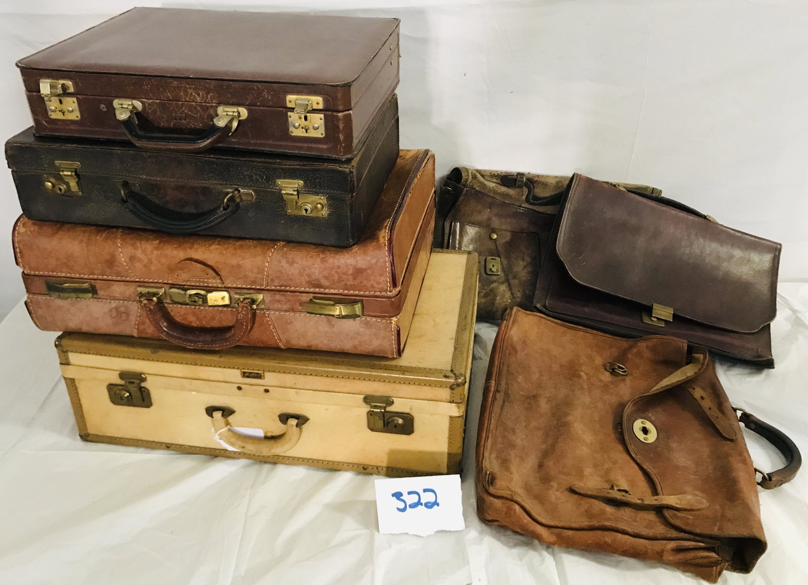 7 pcs of vintage luggage: 7 pcs of vintage luggage