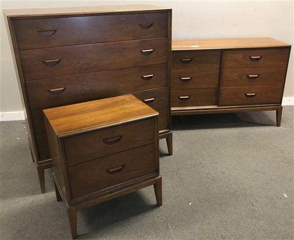 Nice Clean 3 pc modern bedroom suite (1 of 6)