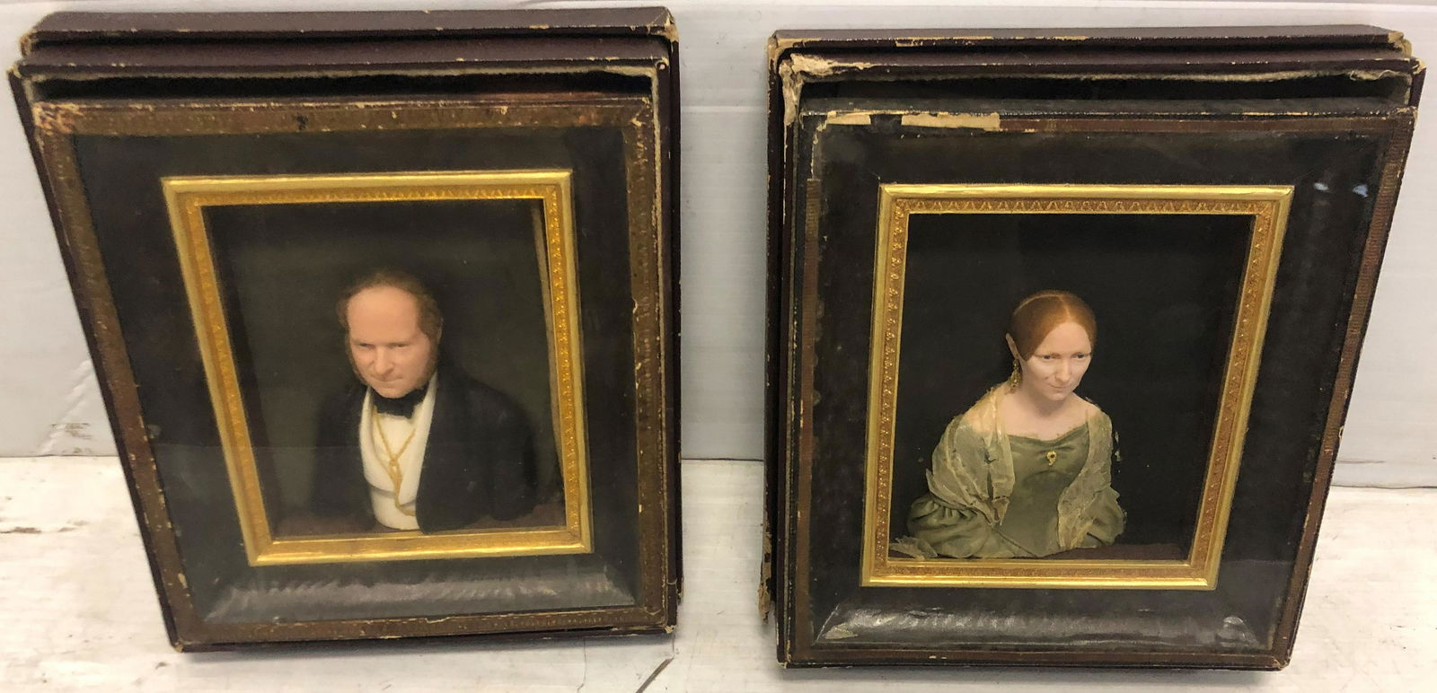 2 Small Busts/Figures In Diorama 7.5"x8.5" (1 of 6)