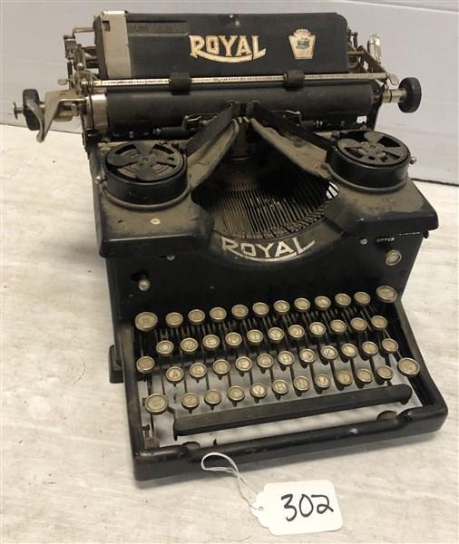 Vintage Royal Manual Typewriter (1 of 7)