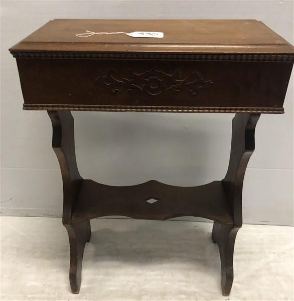 Gothic Stand with Ripple Trim: Gothic Stand with Ripple Trim