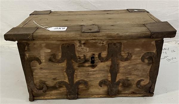 Ironclad 23" Lift Top Primitive Box (1 of 8)