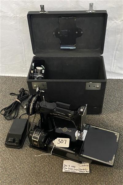 Singer Lightweight Portable Sewing Machine In Near Perfect Condition: Singer Lightweight Portable Sewing Machine In Near Perfect Condition