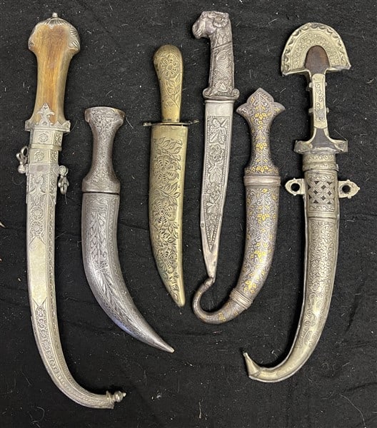 6 Persian Daggers: 6 Persian Daggers