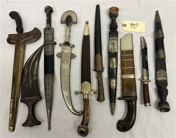 10 Persian Daggers and Short Swords: 10 Persian Daggers and Short Swords