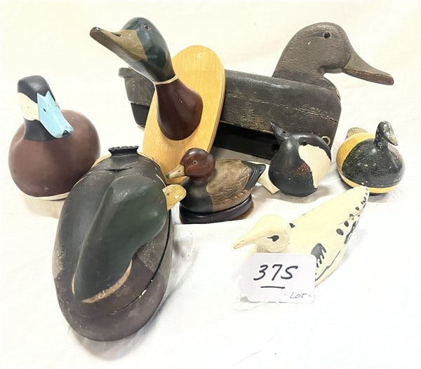 Carved Wooden Ducks: Carved Wooden Ducks