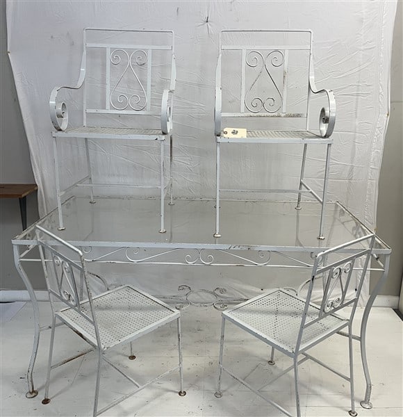 Iron Table and 4 Chairs: Iron Table and 4 Chairs