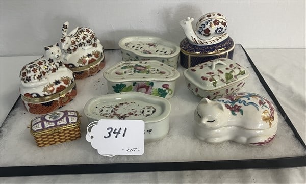 Tray of Porcelain Dresser Boxes: Tray of Porcelain Dresser Boxes