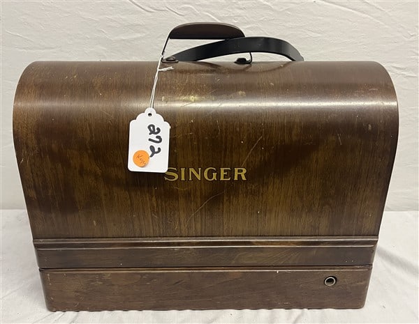 Vintage Singer Sewing Machine (1 of 9)