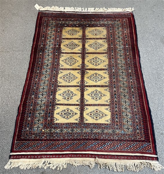 Hand Made Persian Rug 4' x 6': Hand Made Persian Rug 4' x 6'