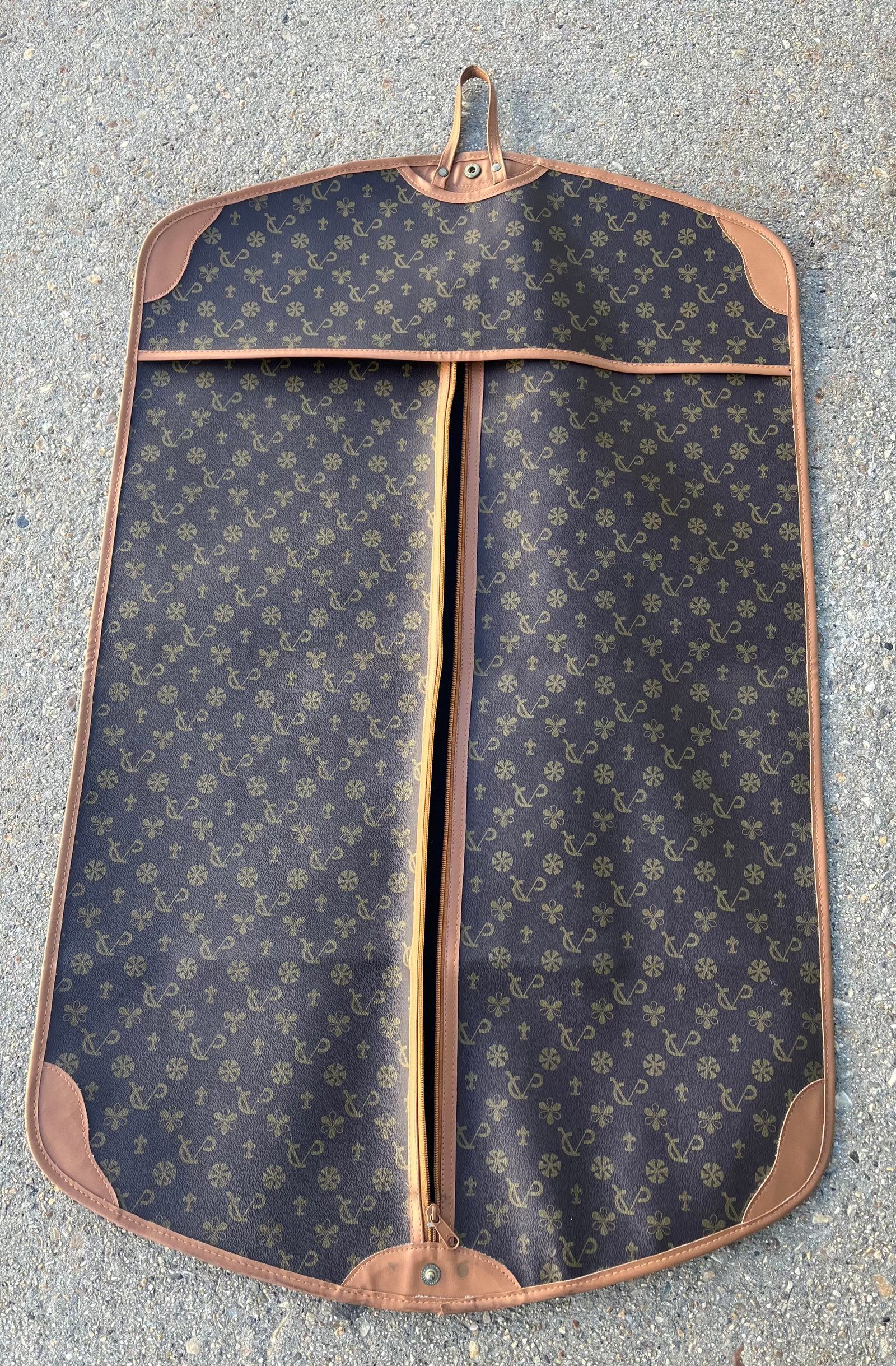 Garment Bag: Garment Bag