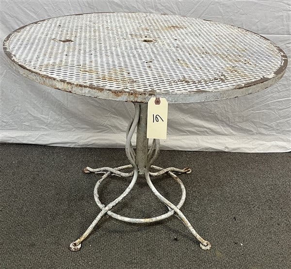 Vintage Woodard Iron Mesh Table: Vintage Woodard Iron Mesh Table 36" diameter