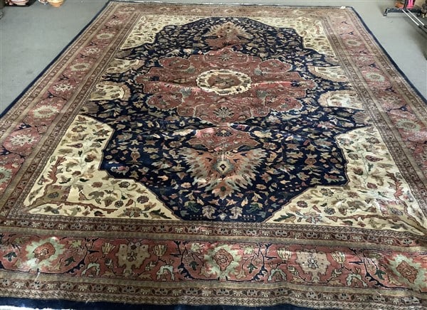 Beautiful Quality Semi-Antique Hand Made Sarouk - 100 lbs - 10' x 14': Beautiful Quality Semi-Antique Hand Made Sarouk - 100 lbs - 10' x 14'