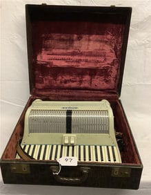 Bomar Accordion in Fitted Case