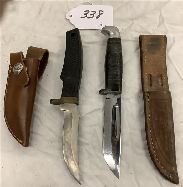 2 Knives, Case and Smith and Wesson: 2 Knives, Case and Smith and Wesson