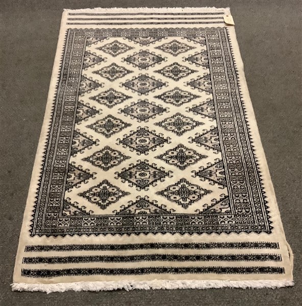 Fine White Bokara 3 x 5: Fine White Bokara 3 x 5