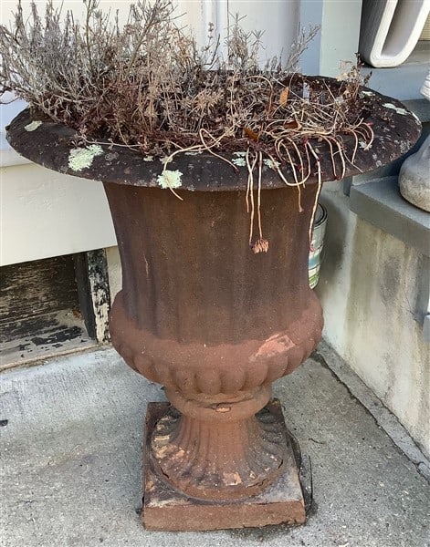 30" Resin Planter: 30" Resin Planter