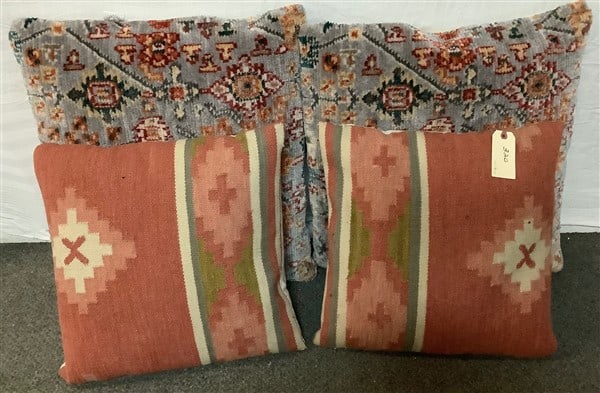 2 Pr Pillows: 2 Pr Pillows