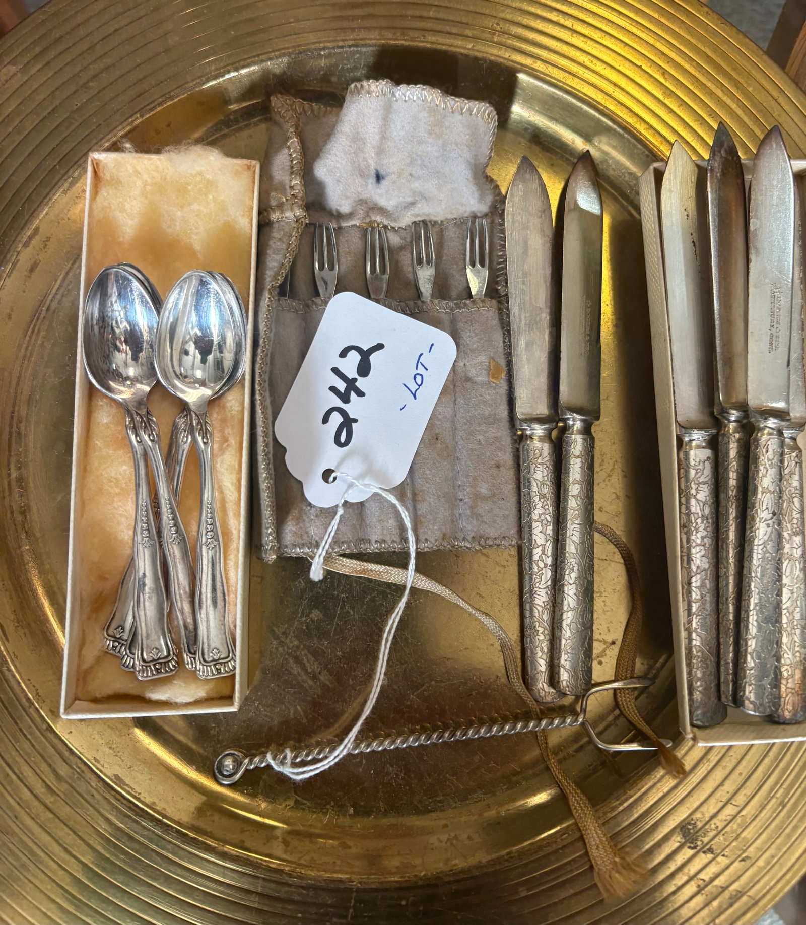 Dainty S.P. Table Accessories (1 of 3)