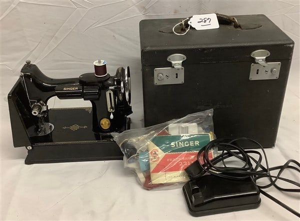 Pristine Vintage Singer Sewing Machine (1 of 3)