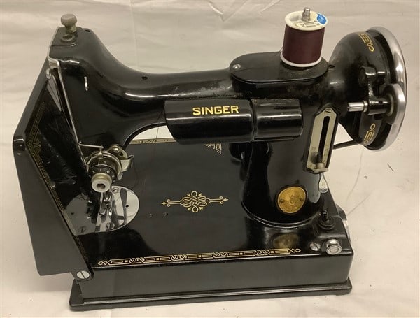 Pristine Vintage Singer Sewing Machine - 2