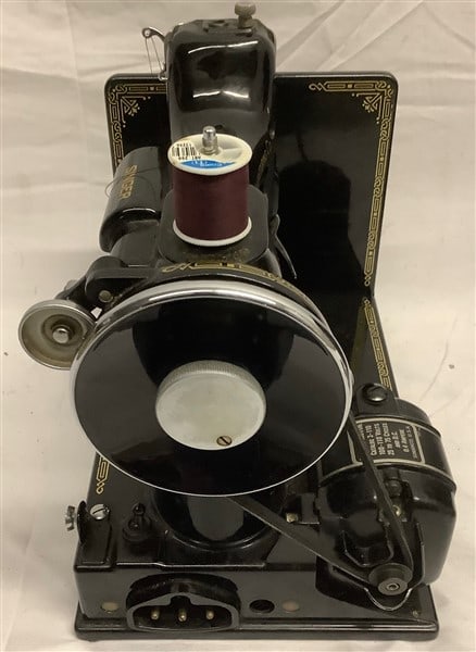 Pristine Vintage Singer Sewing Machine - 3